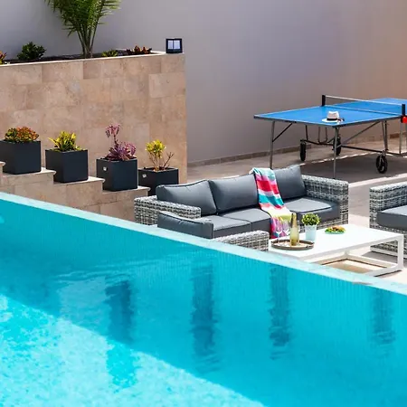 Villa Infinity Almendro, Bbq, Heated Private Swimming Pool! *