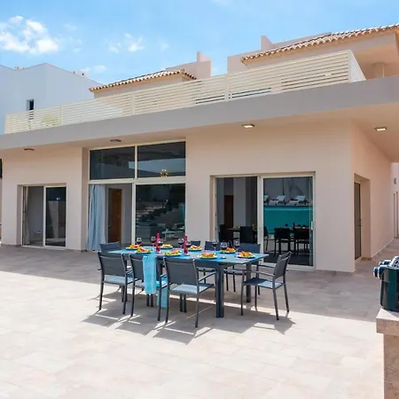 Villa Infinity Almendro, Bbq, Heated Private Swimming Pool!