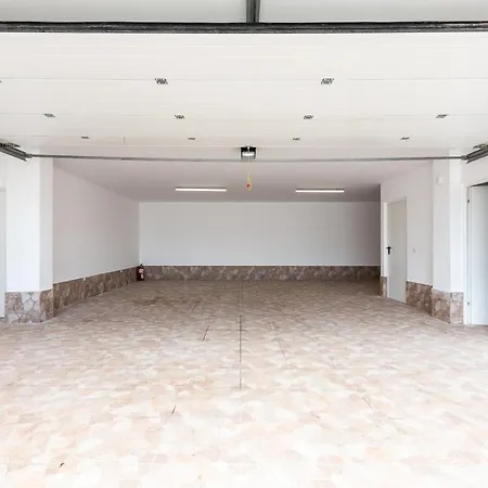 Villa Infinity Almendro, Bbq, Heated Private Swimming Pool! *