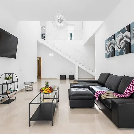 Infinity Almendro, Bbq, Heated Private Swimming Pool!