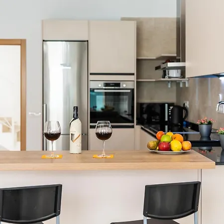 Infinity Almendro, Bbq, Heated Private Swimming Pool!