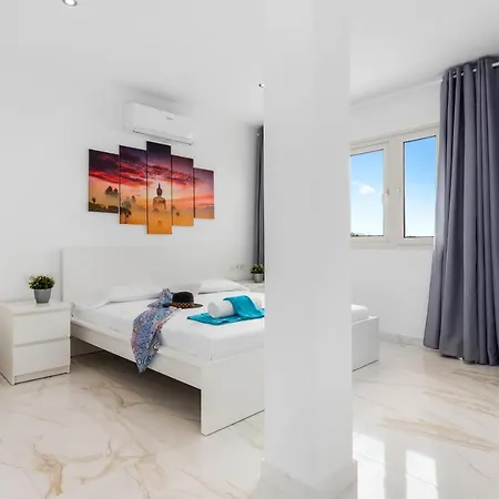 Villa Infinity Almendro, Bbq, Heated Private Swimming Pool! *