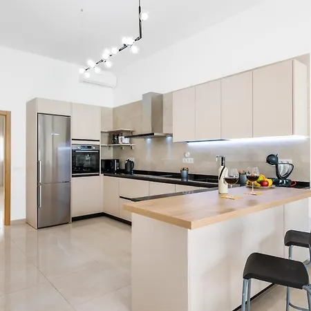 Villa Infinity Almendro, Bbq, Heated Private Swimming Pool! *