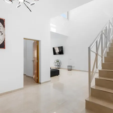Villa Infinity Almendro, Bbq, Heated Private Swimming Pool! *